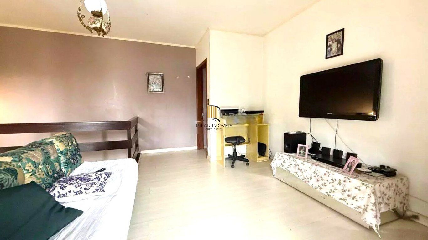 Casa de 3 dormitórios e  com 3 vagas de garagem no bairro City em Cachoeirinha.