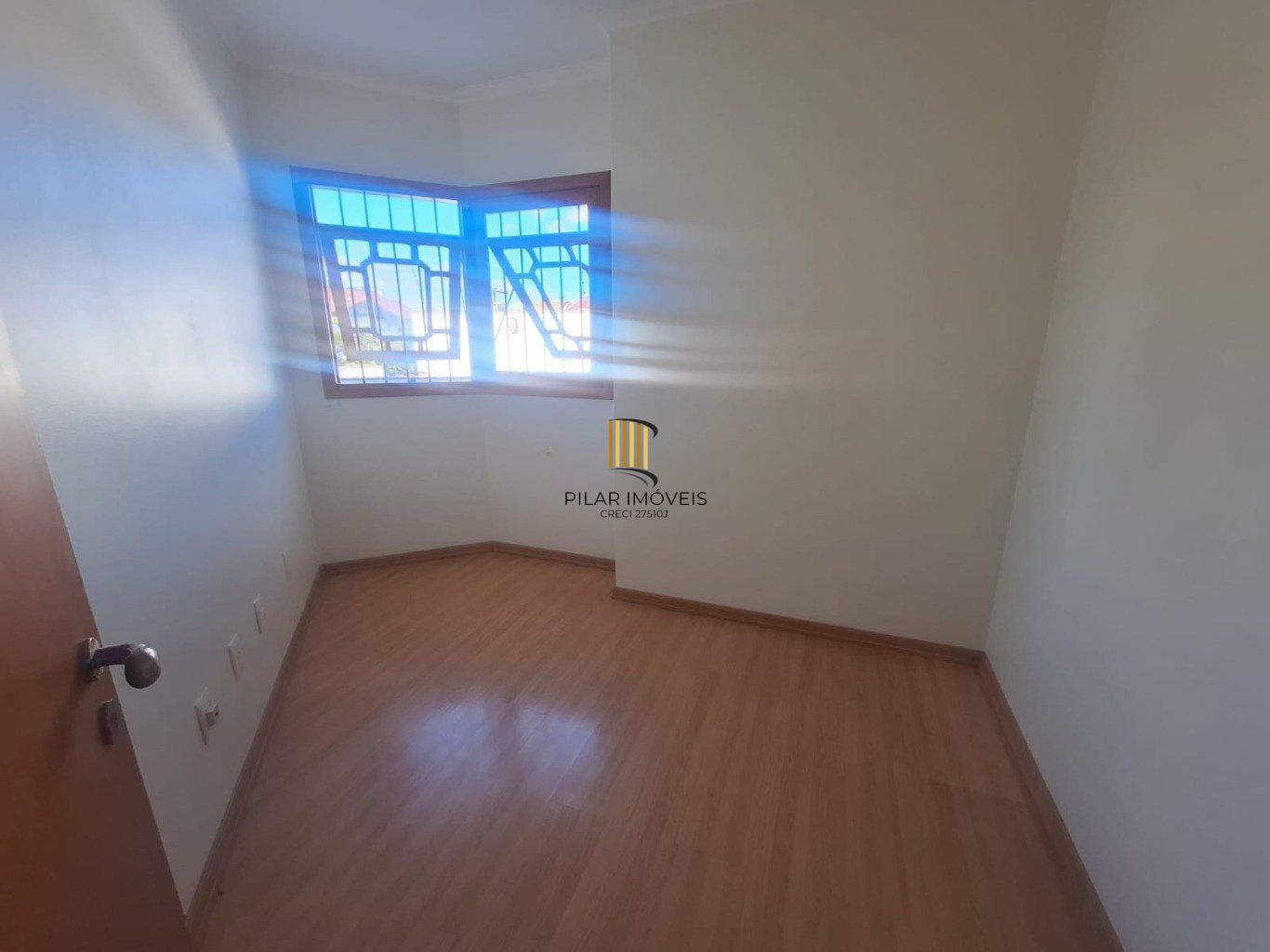 Casa 5 dormitórios, 1 suíte,  piscina e 2 vaga de garagem em Canoas.