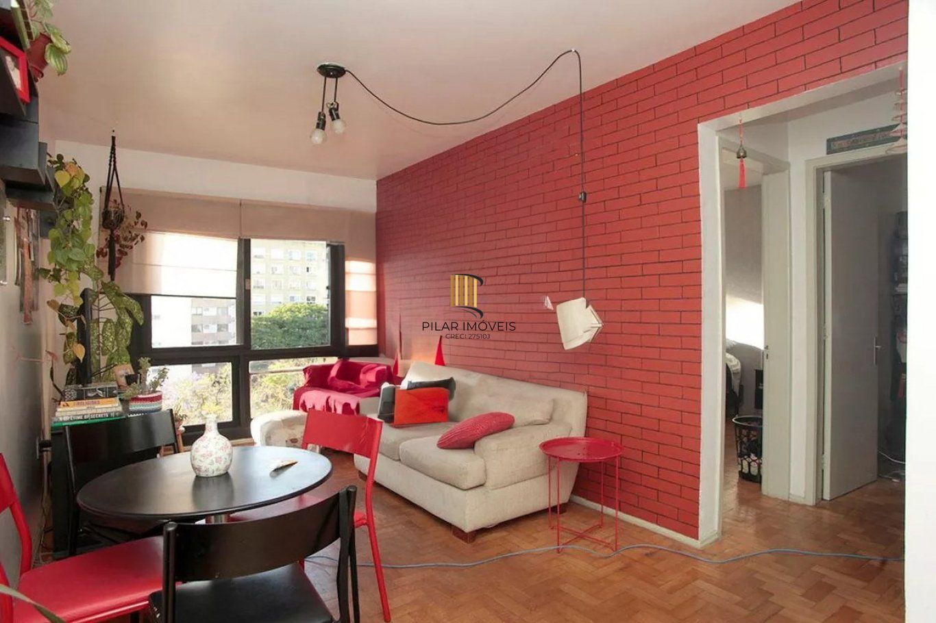 Apartamento semi mobiliado com 2 dormitórios na Sofia Veloso.