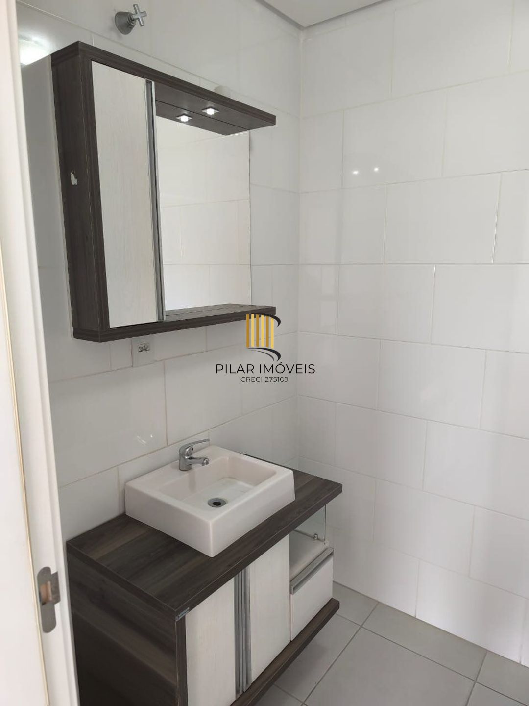 Apartamento de 2 dormitórios, elevador e 1 vaga de garagem em Canoas.