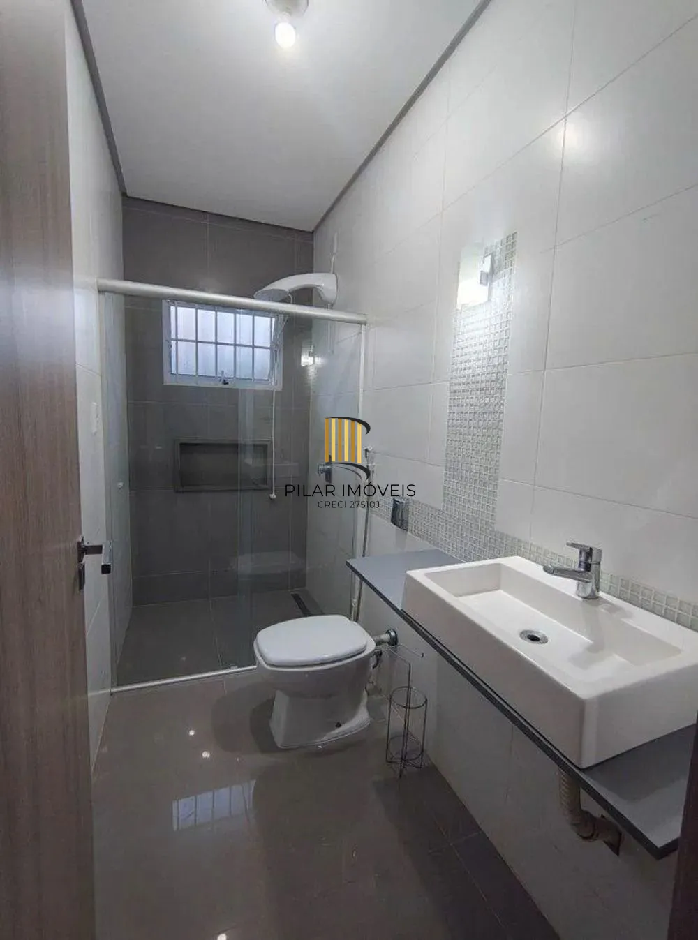 Casa com Lage, 3 dormitórios, 2 vagas de garagem no bairro Guajuviras.