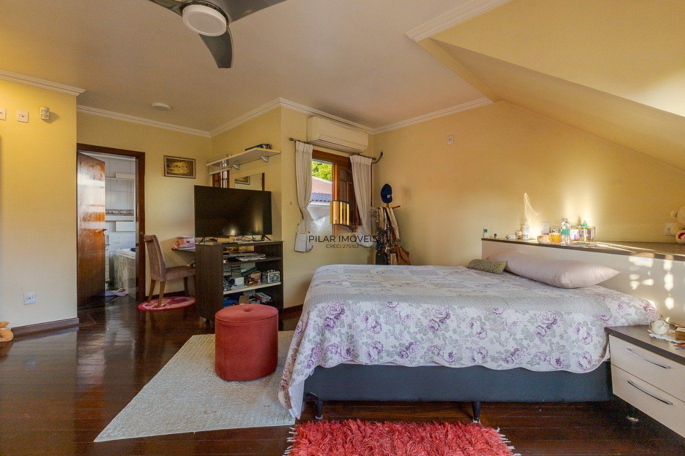 Casa de 297m² no centro de canoas, com 3 quartos, 1 suíte e 3 vagas de garagem.