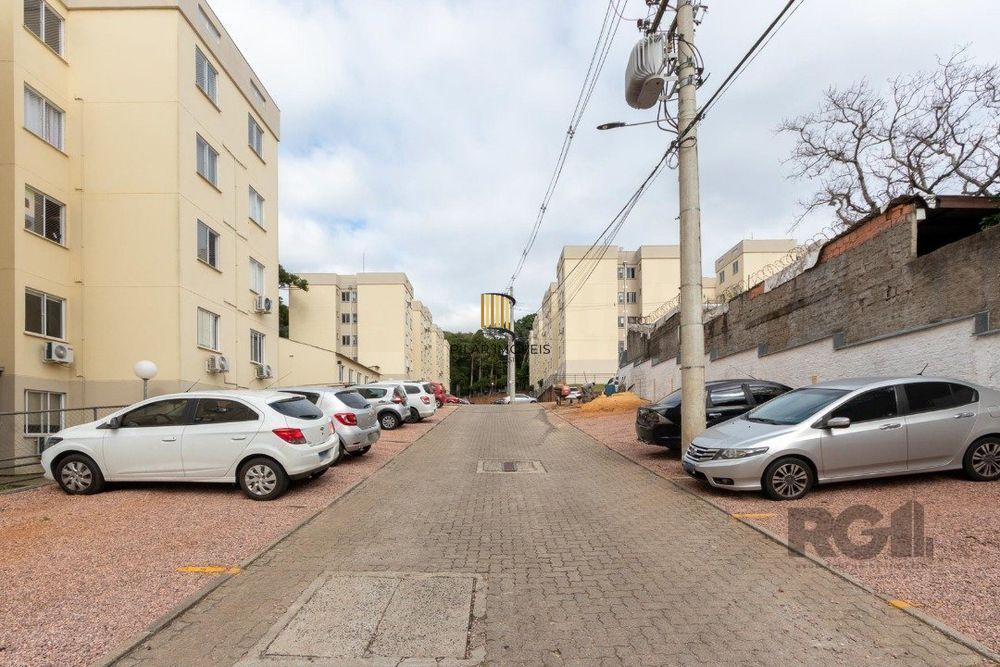 Apartamento térreo de 2 quartos, portaria 24 horas no bairro Glória.