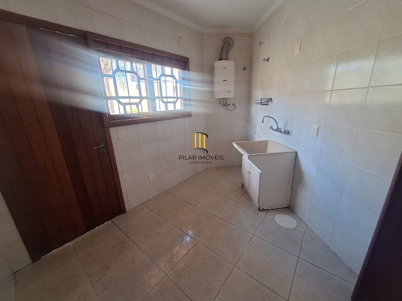 Casa 5 dormitórios, 1 suíte,  piscina e 2 vaga de garagem em Canoas.