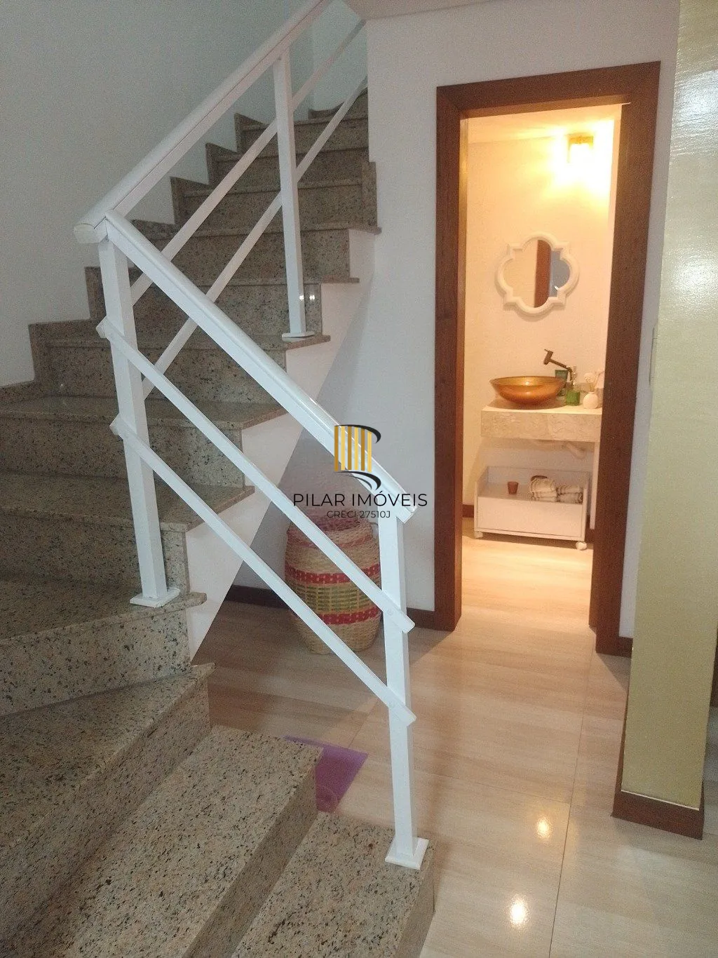 Casa de 5 dormitórios, piscina e 4 vagas de garagem em Canoas.