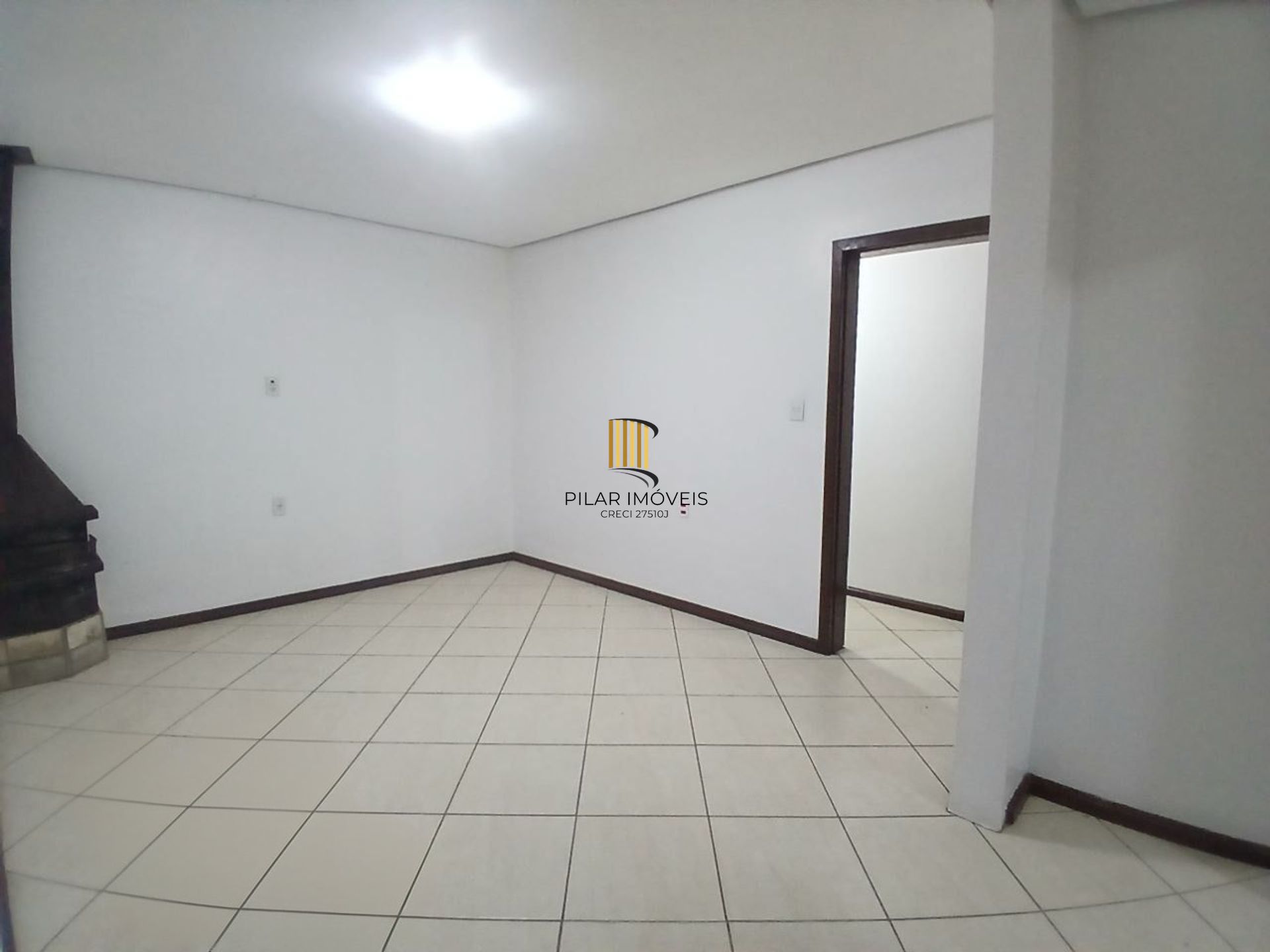 Casa de 3 dormitórios, piscina e 4 vagas de garagem em Canoas.