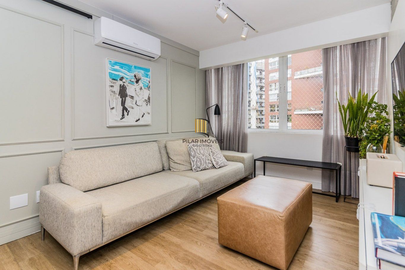Apartamento com 2 quartos (1 suíte) e 2 vagas de garagem no Bairro Mont Serrat.