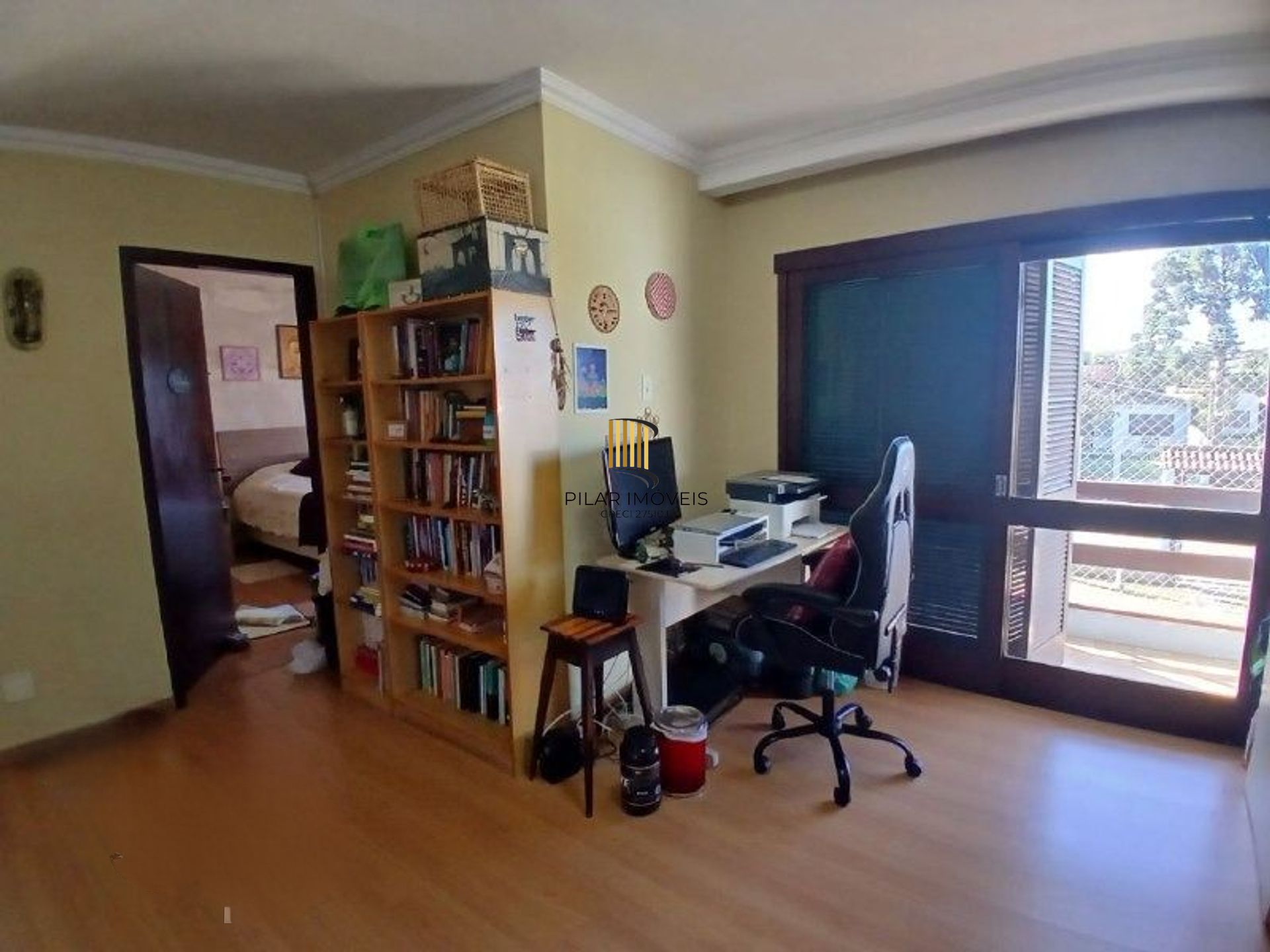 Casa com 3 dormitótrios, piscina e 2 vagas de garagem em Canoas.