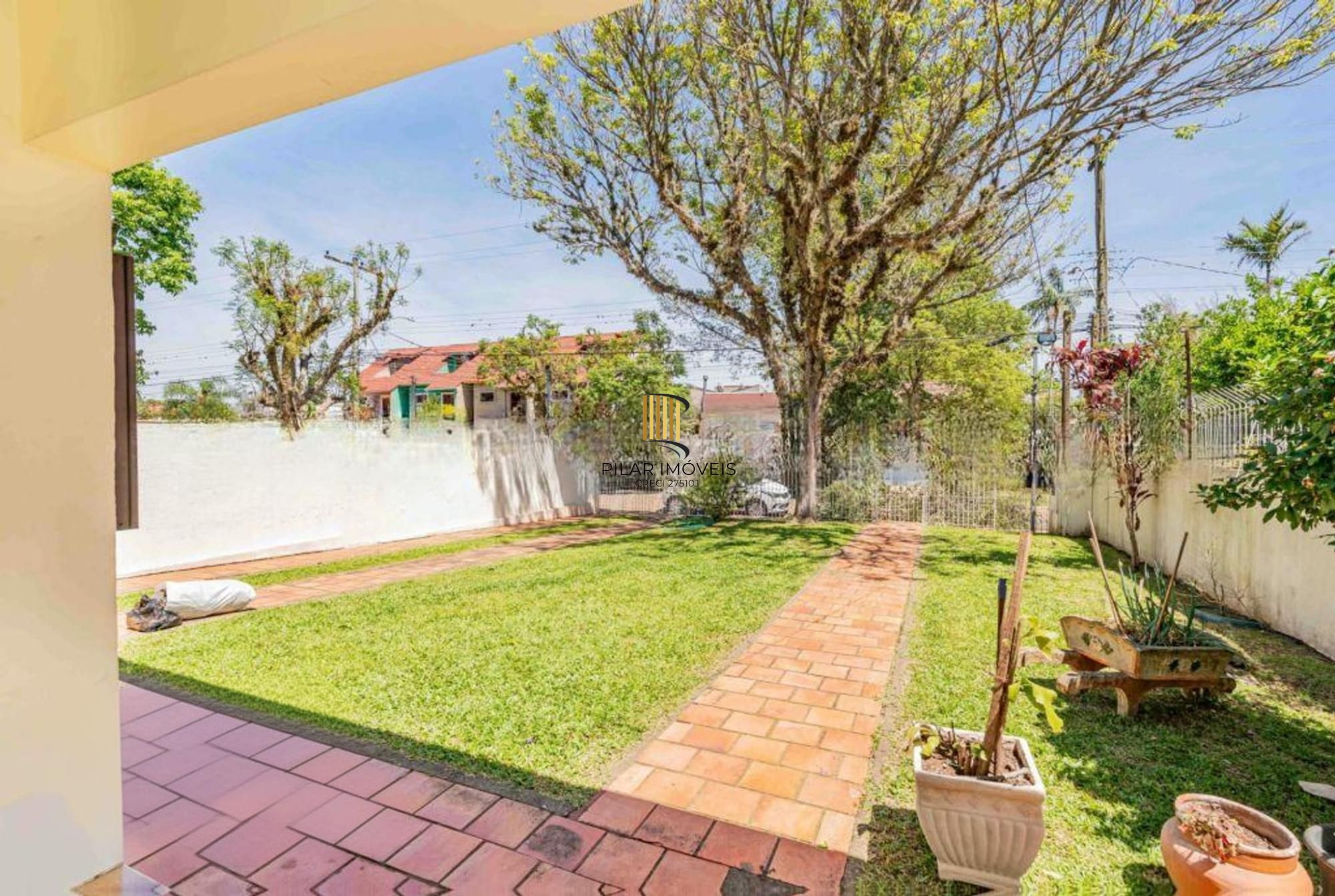 Casa de 2 quartos, 2 banheiros,pátio,churrasqueira, 7 vagas no bairro Guarujá.