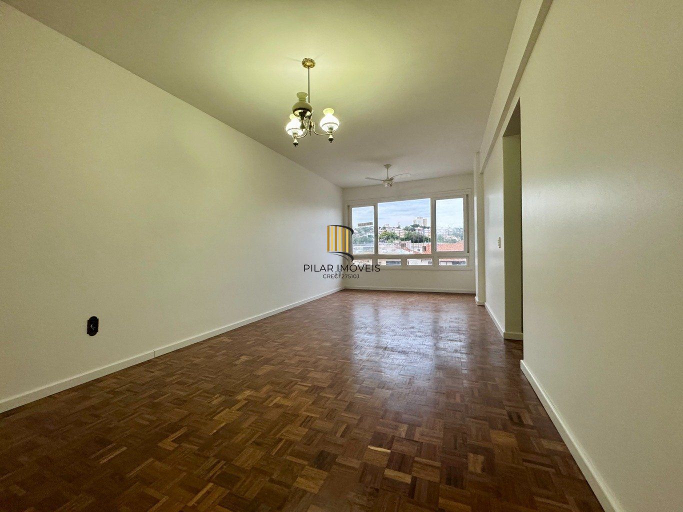 Apartamento com 2 dormitórios, dependência e 1 vaga no Bairro Menino Deus