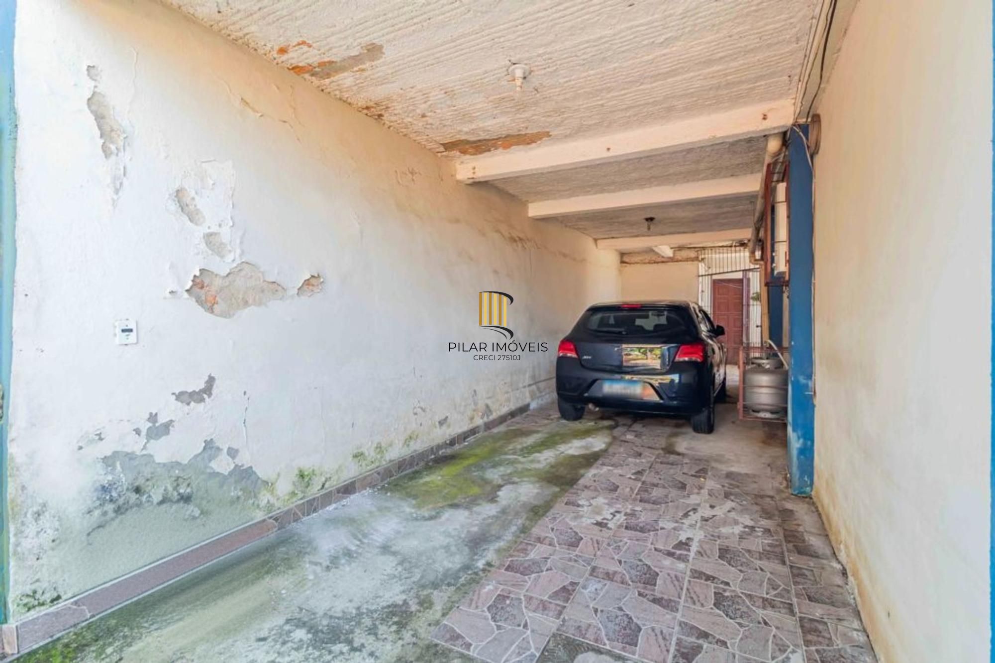 Casa com 4 quartos, 1 suíte , vaga de garagem e churrasqueira à venda em Sarandi.