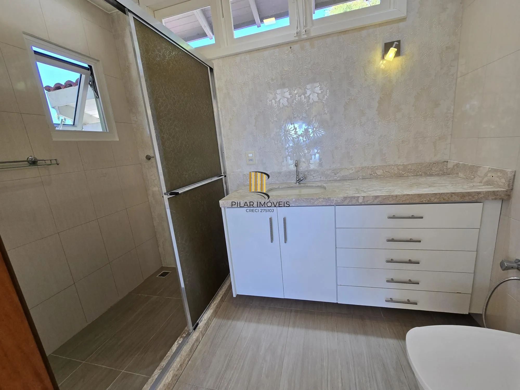 Casa 3 dormitórios, 1 suíte, 4 vagas 210 m² privativos no Belém Novo.