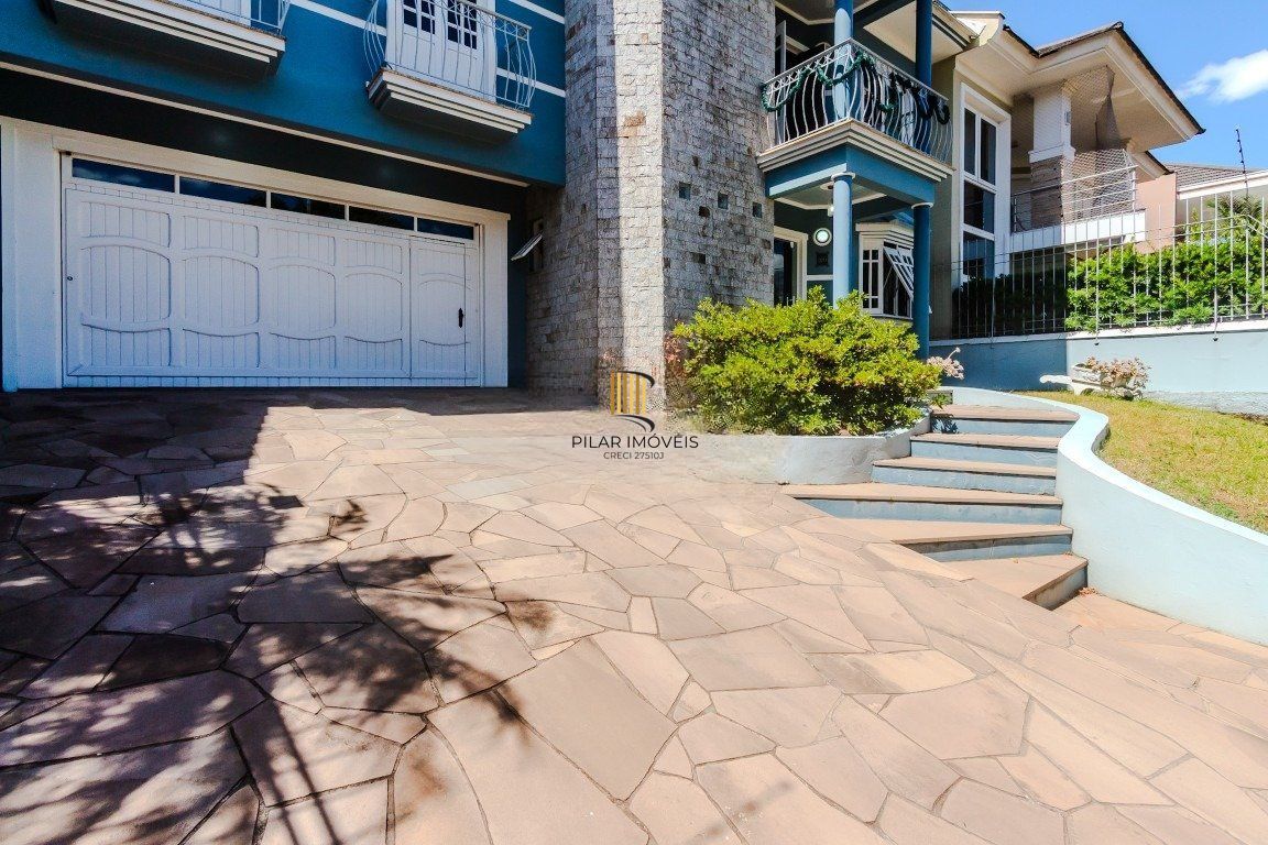 Casa de 4 dormitórios, sendo 1 suíte e 4 vagas de garagem em Canoas.