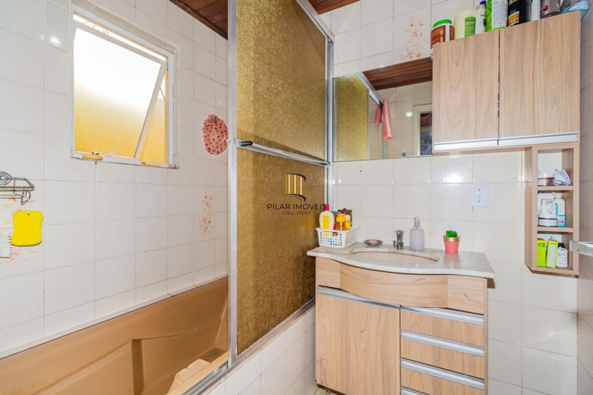 Casa com varanda fechada, 3 quartos, 2 vagas no bairro Farroupilha