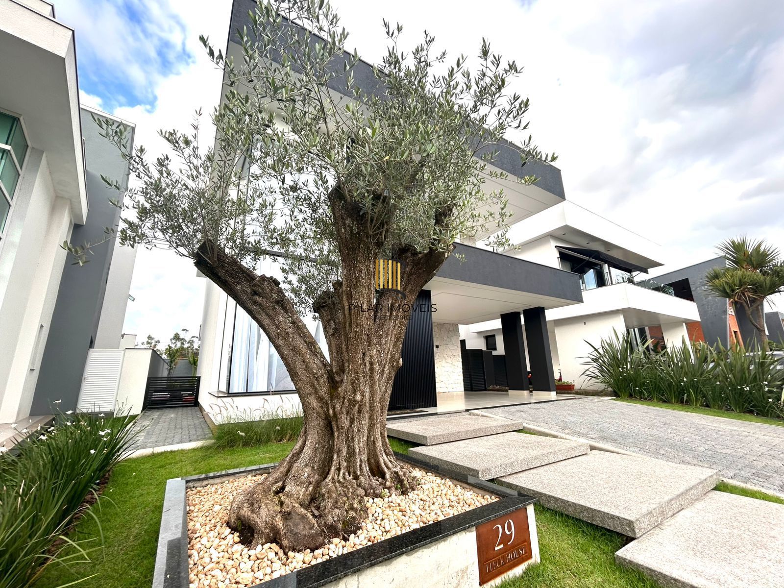 Casa Alto Padrão com 3 Suítes e Piscina no Alphaville