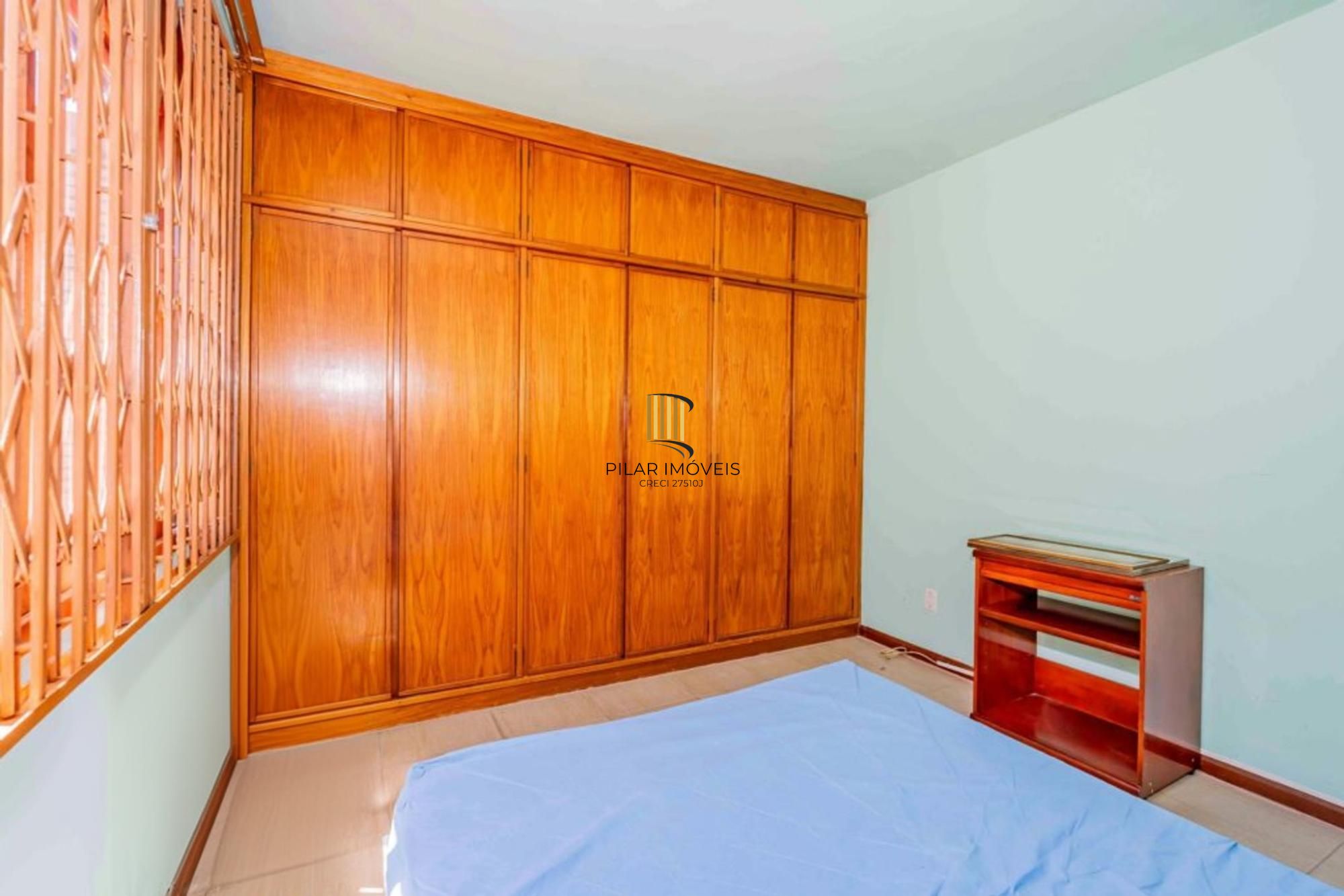 Casa de 2 quartos, 2 banheiros,pátio,churrasqueira, 7 vagas no bairro Guarujá.