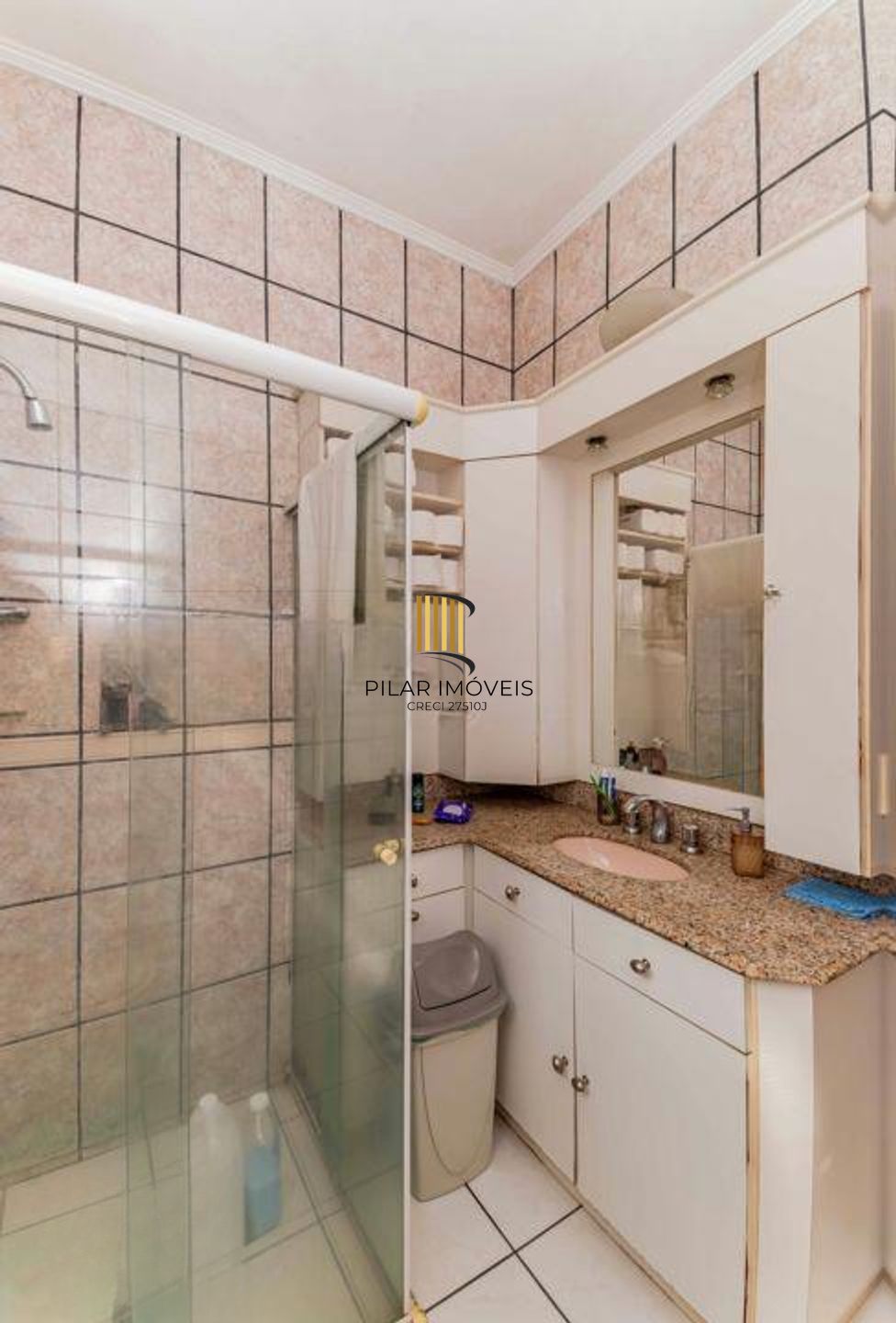 Casa de 3 quartos, churrasqueira, terraço, 2 vagas no bairro Glória.