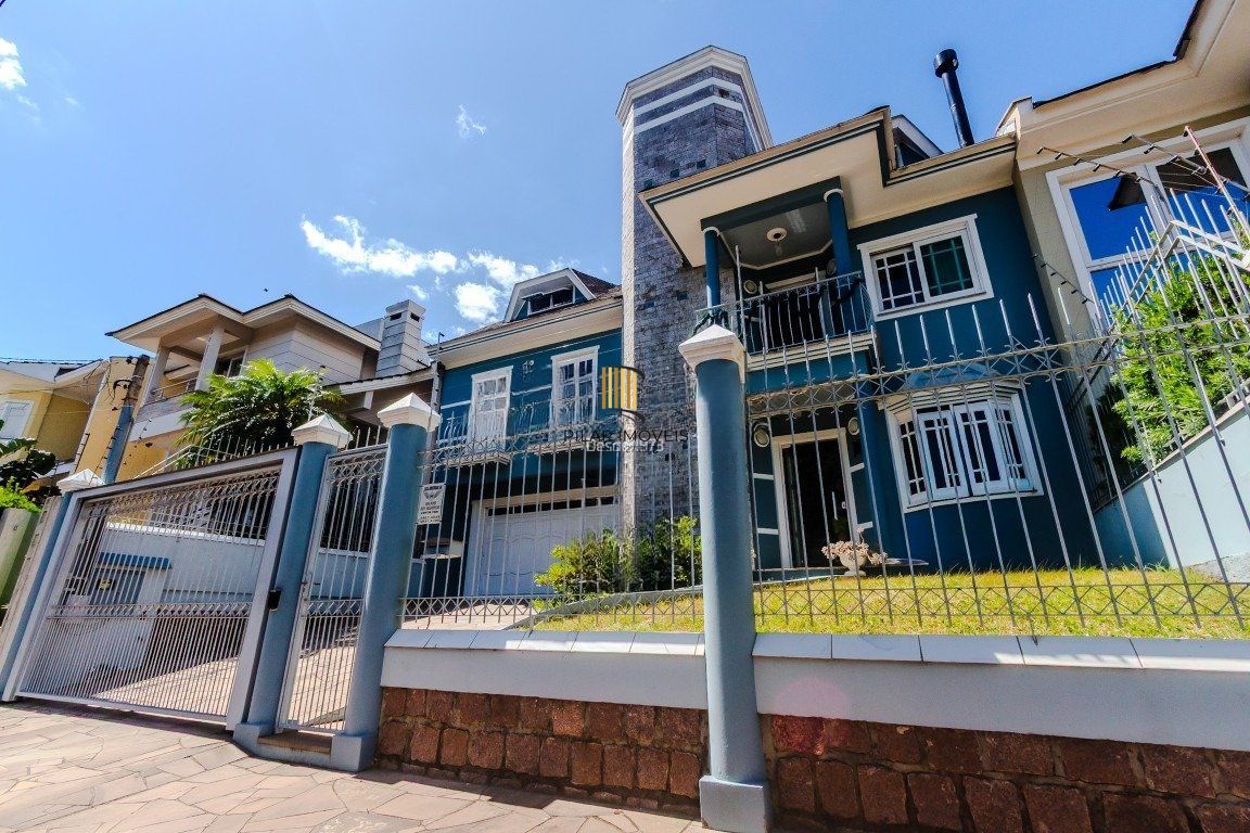 Casa de 4 dormitórios, sendo 1 suíte e 4 vagas de garagem em Canoas.
