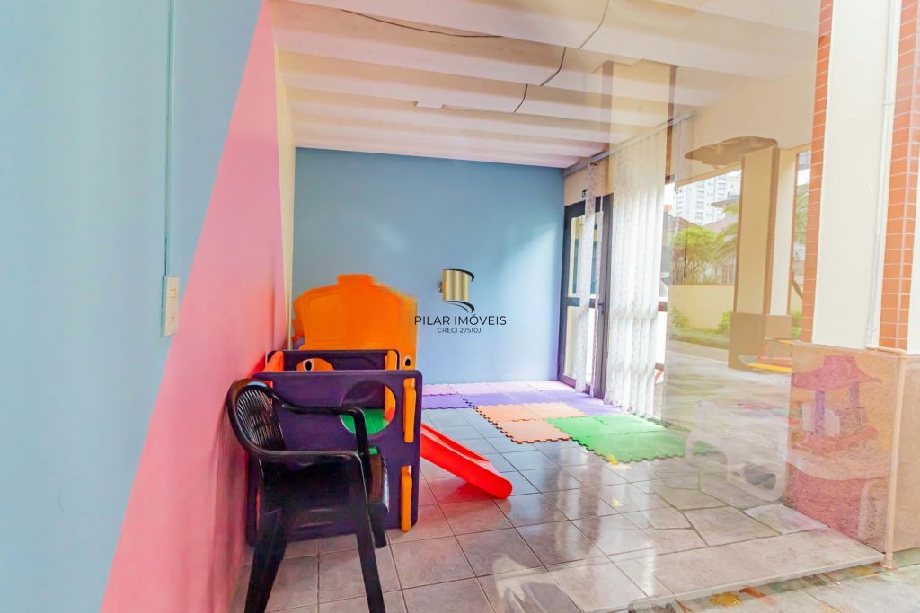 Apartamento com 3 quartos, vaga e elevador no Bairro Menino Deus