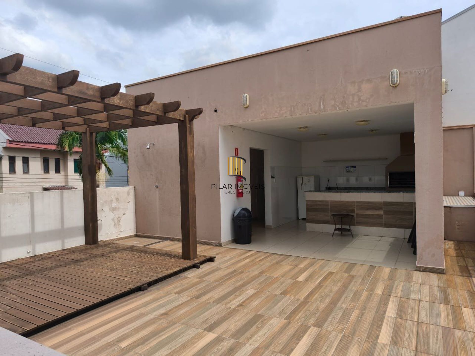 Apartamento de 2 dormitórios, elevador e 1 vaga de garagem em Canoas.