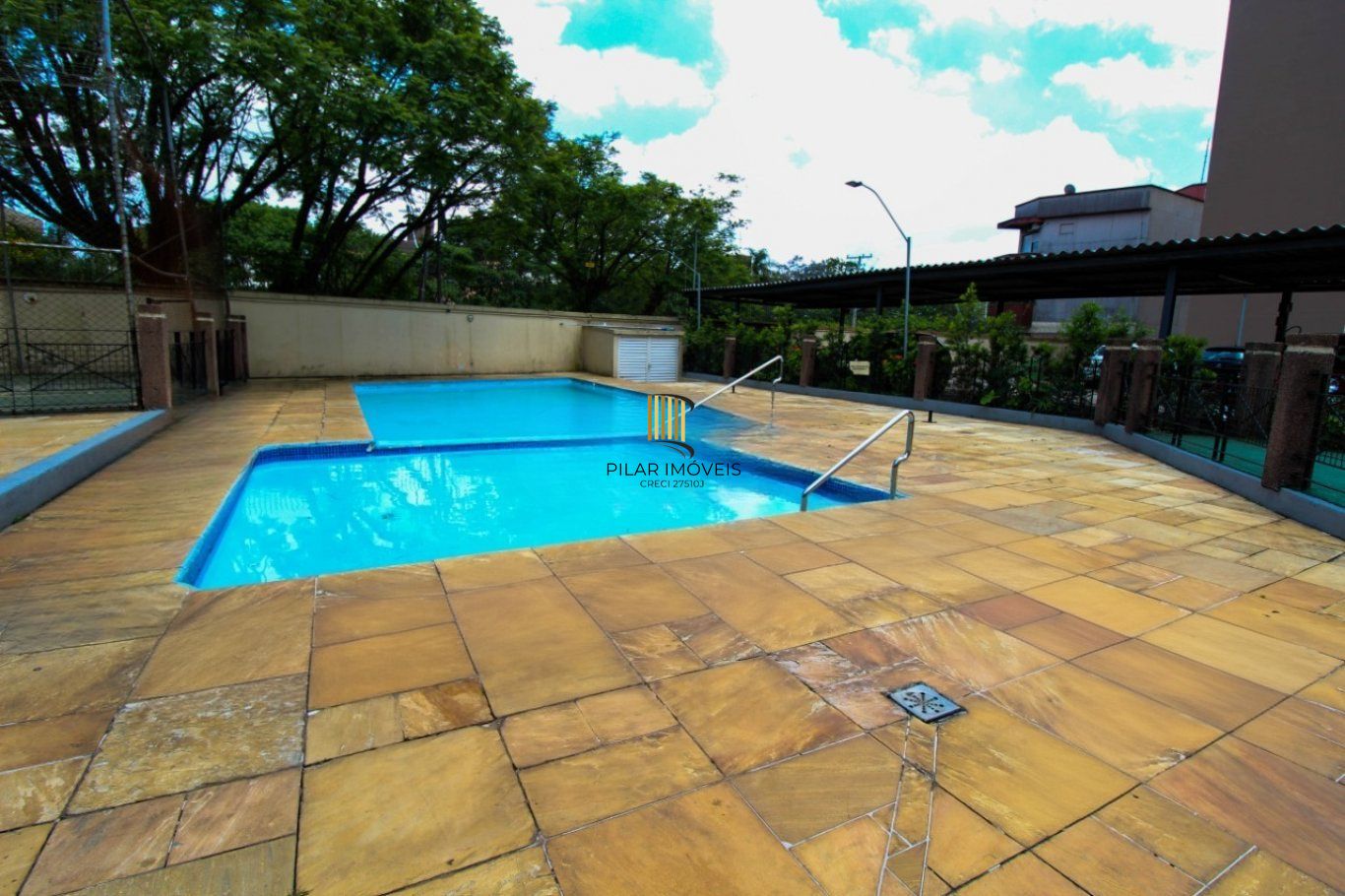 Apartamento com 2 dormitórios, 1vaga de garagem e elevador no centro de Canoas.