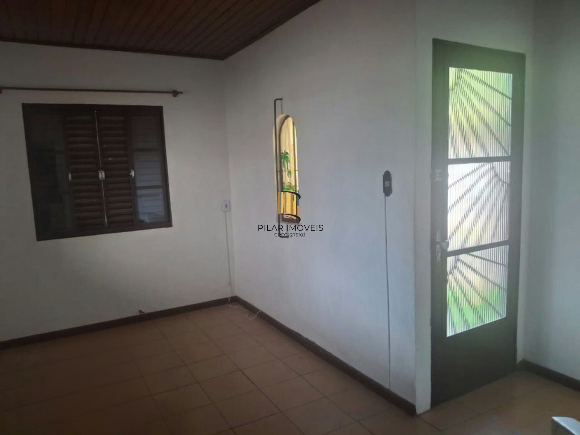 Casa 2 dormitórios com pátio e 3 vagas no Camaquã
