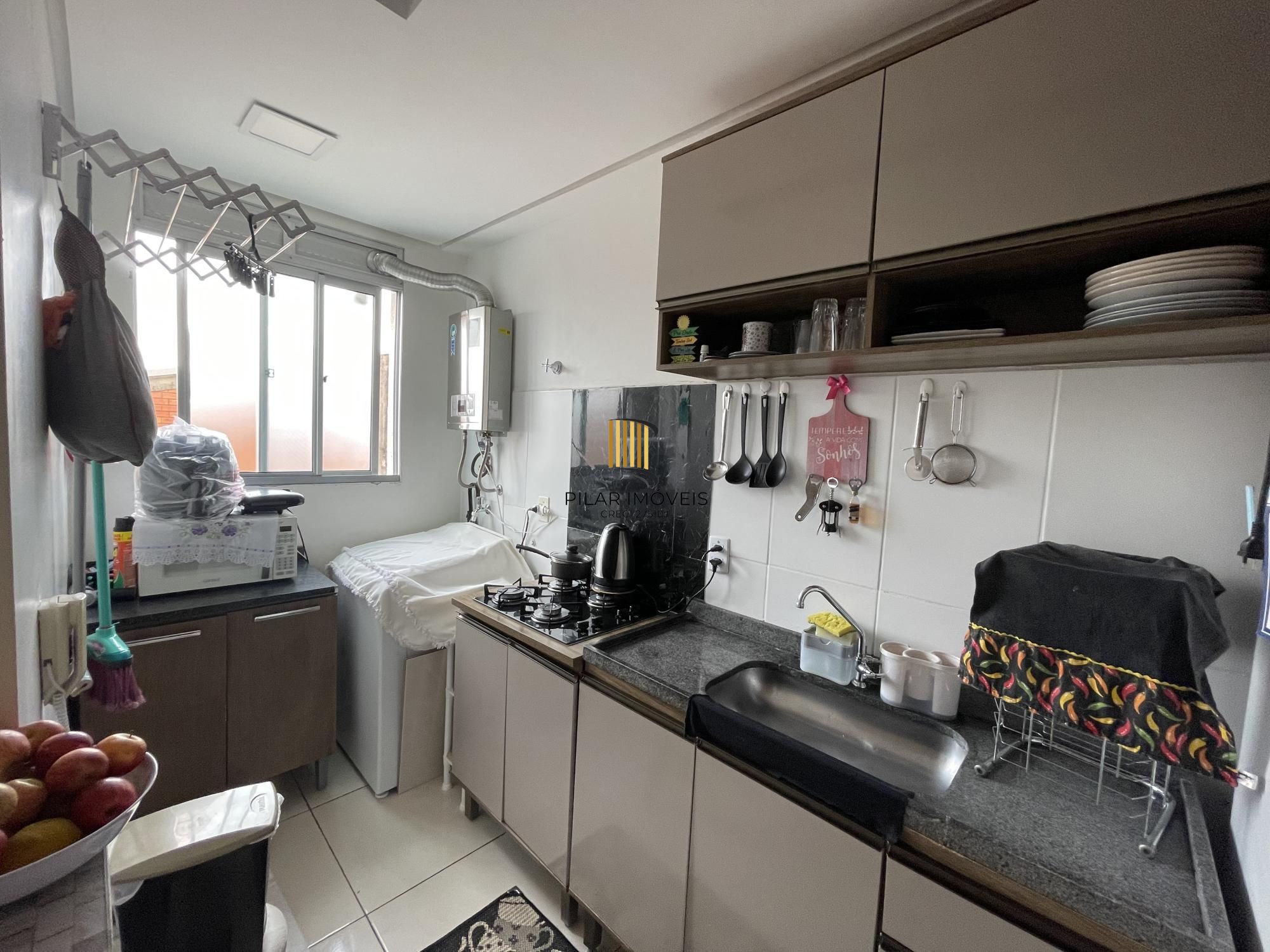 Apartamento mobiliado com 2 dormitórios e 1 vaga de garagem na Rua Sadi Castro.