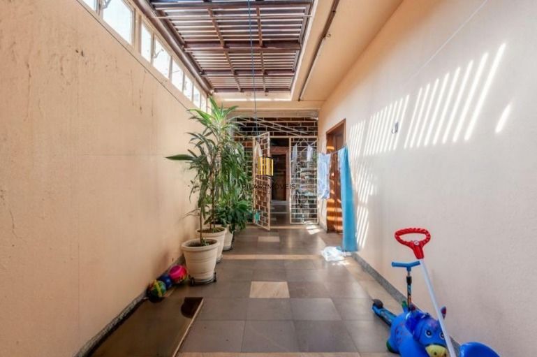 Casa semi mobiliada de 4 quartos e  4 vagas no bairro Chácara das Pedras.