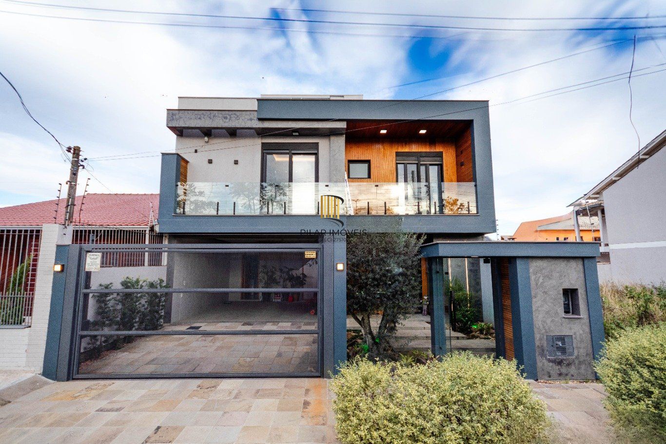 Casa com 4 quartos e 4 vagas  em Canoas.