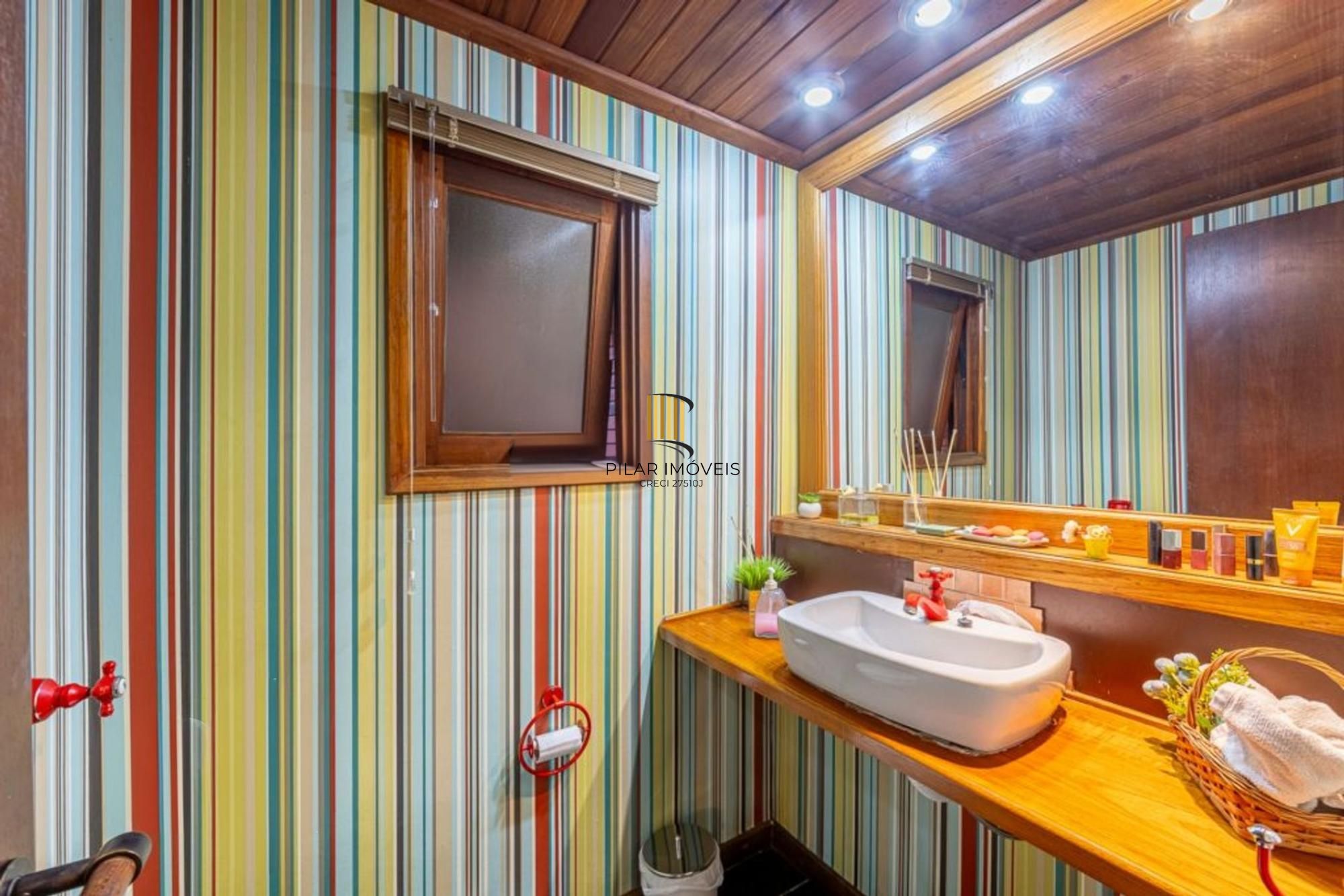 Casa com 4 Quartos, 4 banheiros, 4 vagas e 300 m² á venda  Chácara Das Pedras.