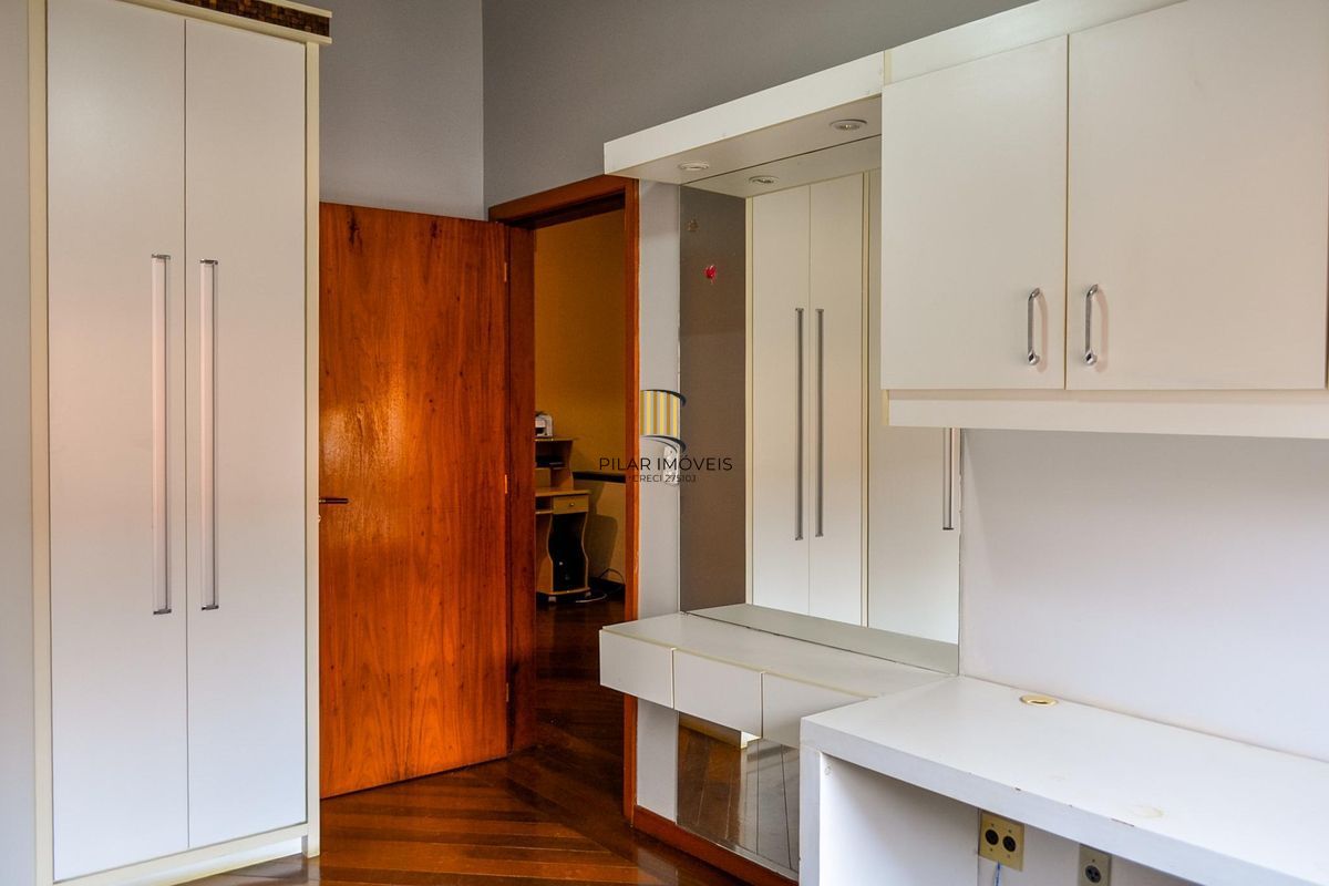 Ótima Casa condomínio pronta para morar, semi mobiliada, Bairro Menino Deus