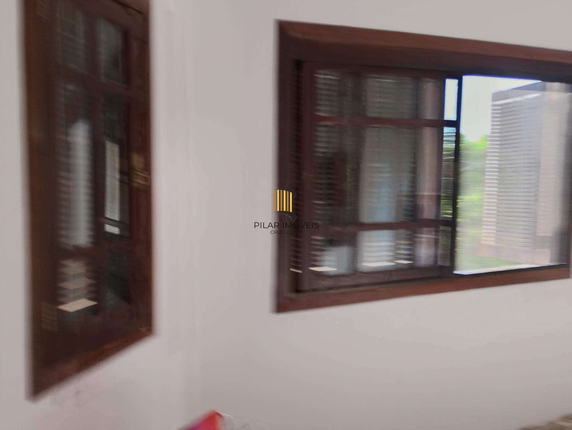 Casa com 3 quartos, 4 vagas de garagem e com pátio no bairro Parque Santa Fé