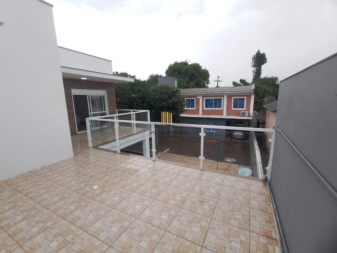 Casa de 5 dormitórios, piscina e 4 vagas de garagem em Canoas.