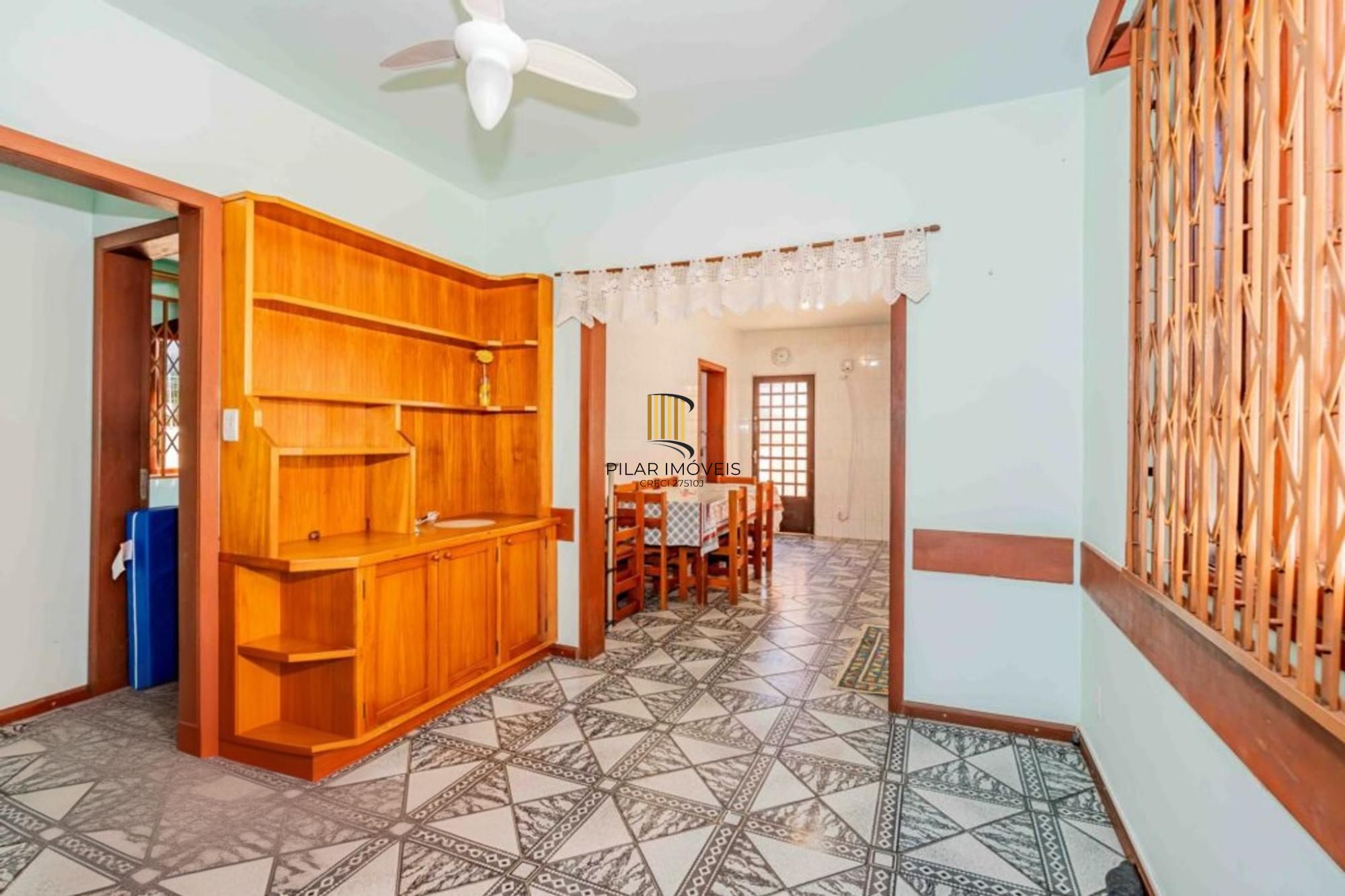 Casa de 2 quartos, 2 banheiros,pátio,churrasqueira, 7 vagas no bairro Guarujá.