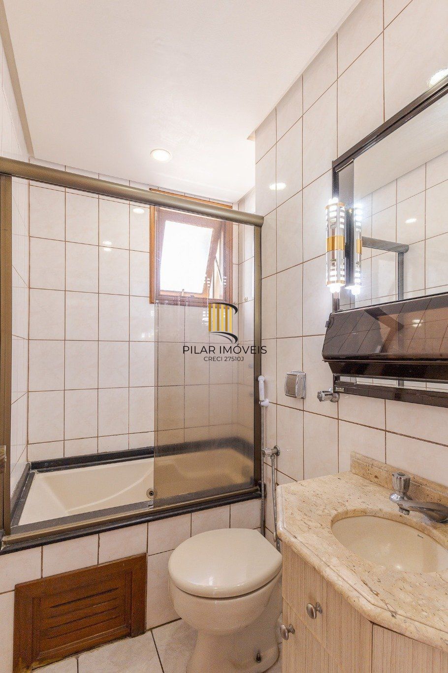 Cobertura com 4 quartos, 1 suíte e 2 vagas no bairro Passo da Areia.