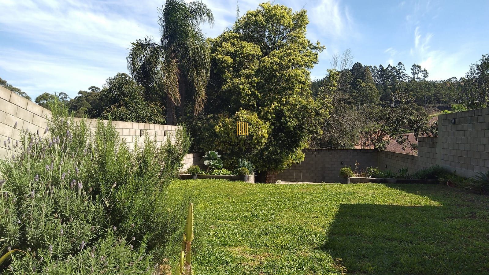 Casa de 2 quartos, churrasqueira, pátio, 2 vagas no bairro Lomba do Pinheiro