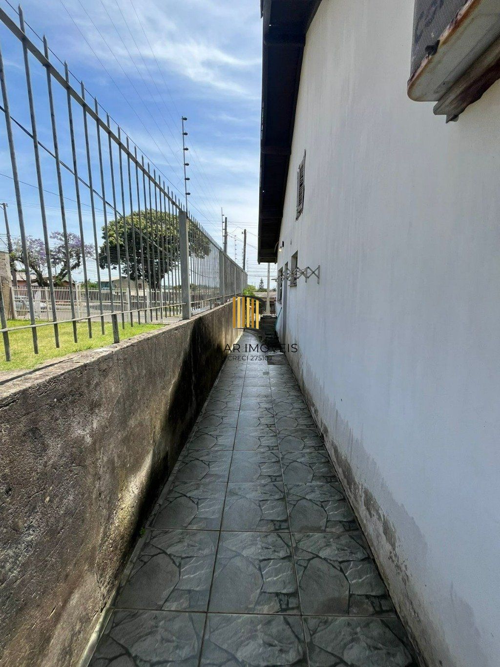 Casa de 3 dormitórios e 4 vagas de garagem em Cachoeirinha.