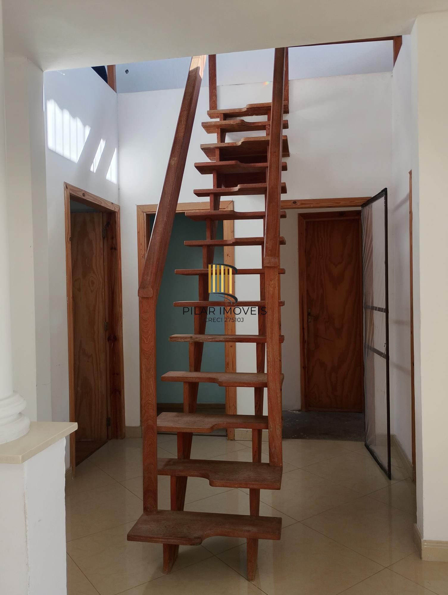 Casa com 3 quartos, 4 vagas de garagem e com pátio no bairro Parque Santa Fé