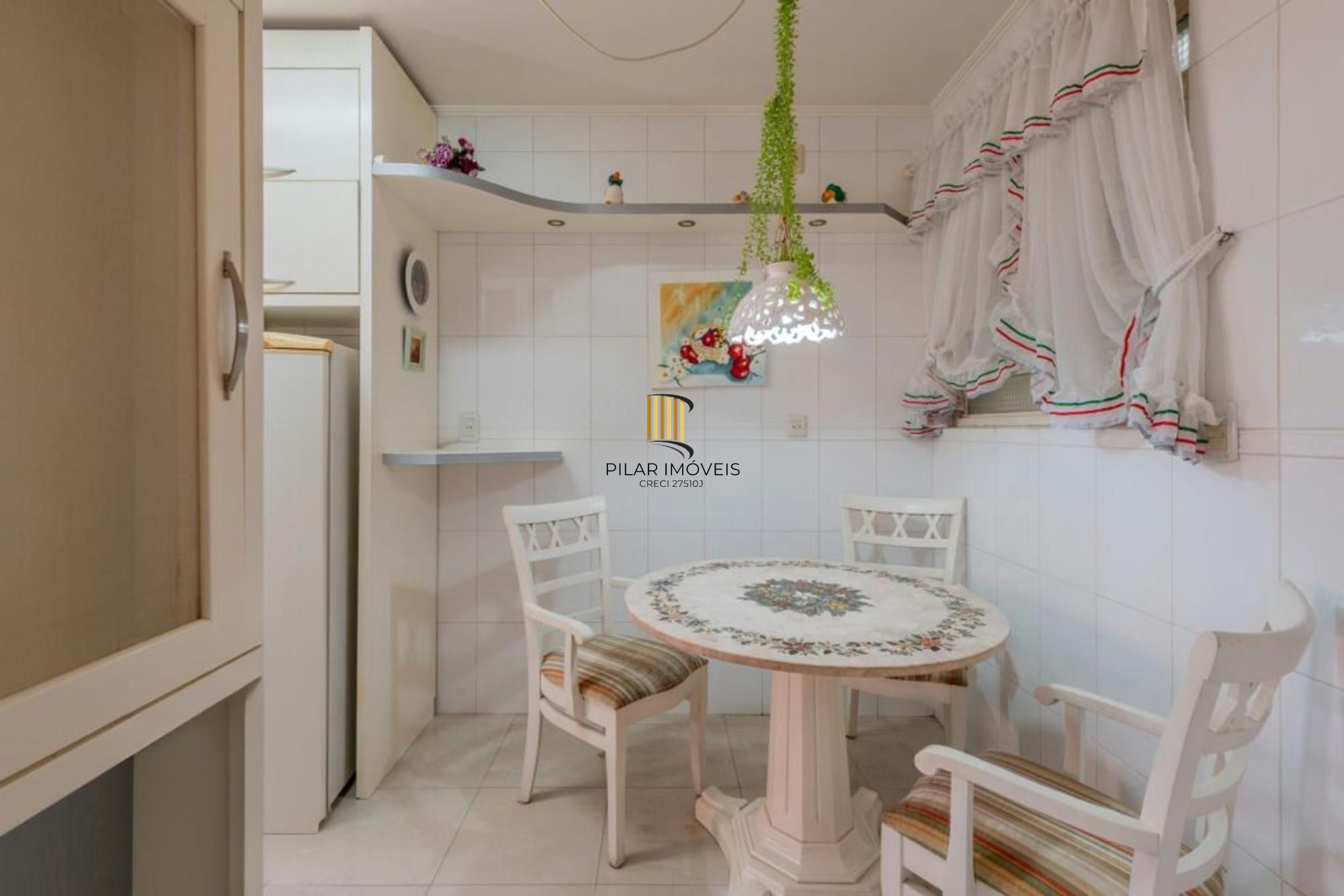 Casa com 3 dormitórios,1 suíte, 4 banheiros e 4 vagas, 203m² no Jardim Itu.