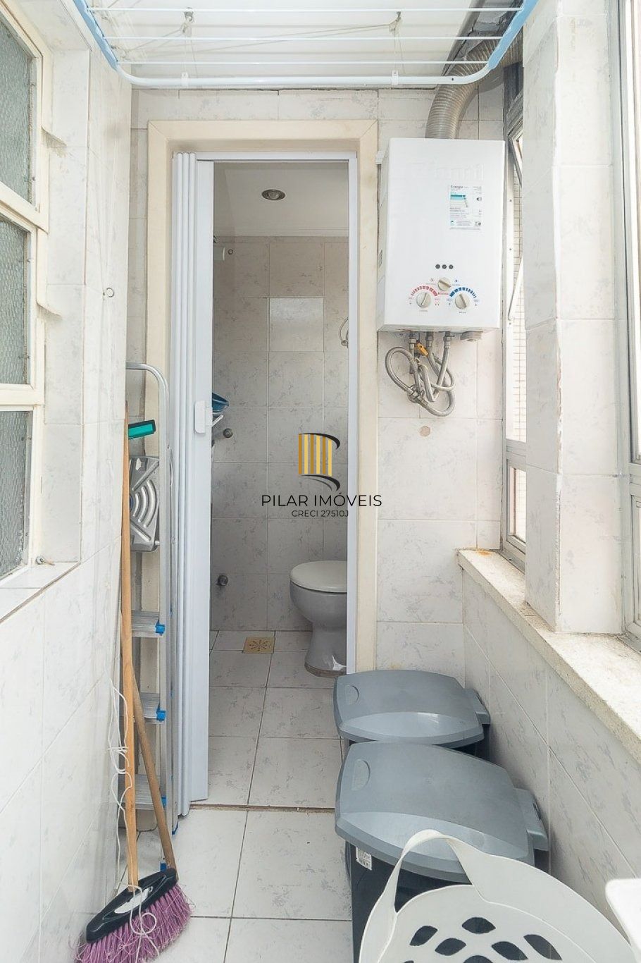 Apartamento mobiliado com 76m², 2 dormitórios e sol da manhã no bairro Floresta
