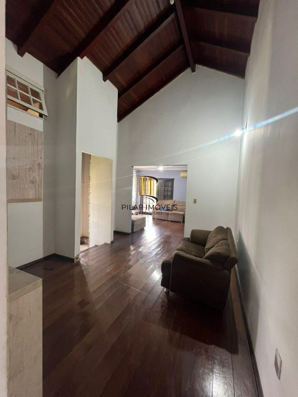 Casa de 3 dormitórios e 4 vagas de garagem em Cachoeirinha.