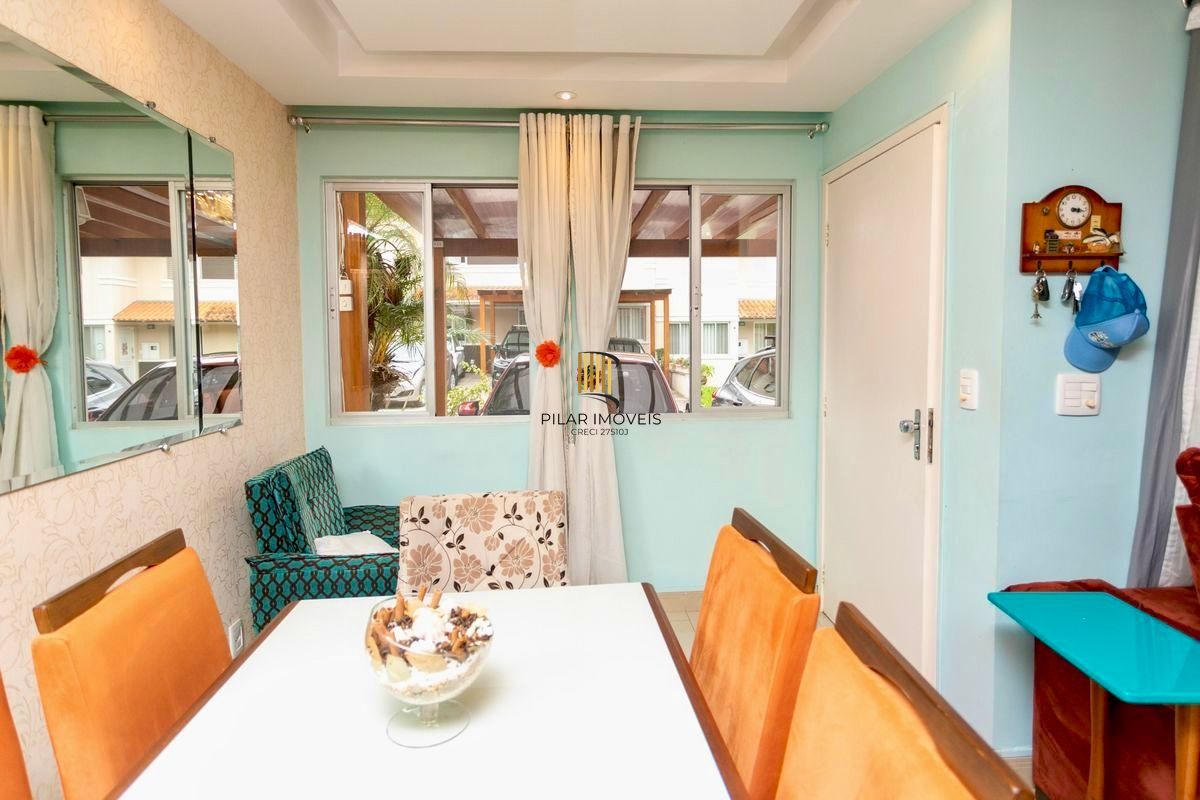 Casa 2 dormitórios 2 vagas cobertas em condomínio com Piscina Porto Alegre