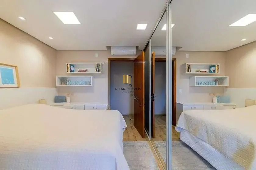 Casa em condominio, 3 domitórios, 1 suíte, lareira, churrasqueira e 2 vagas.