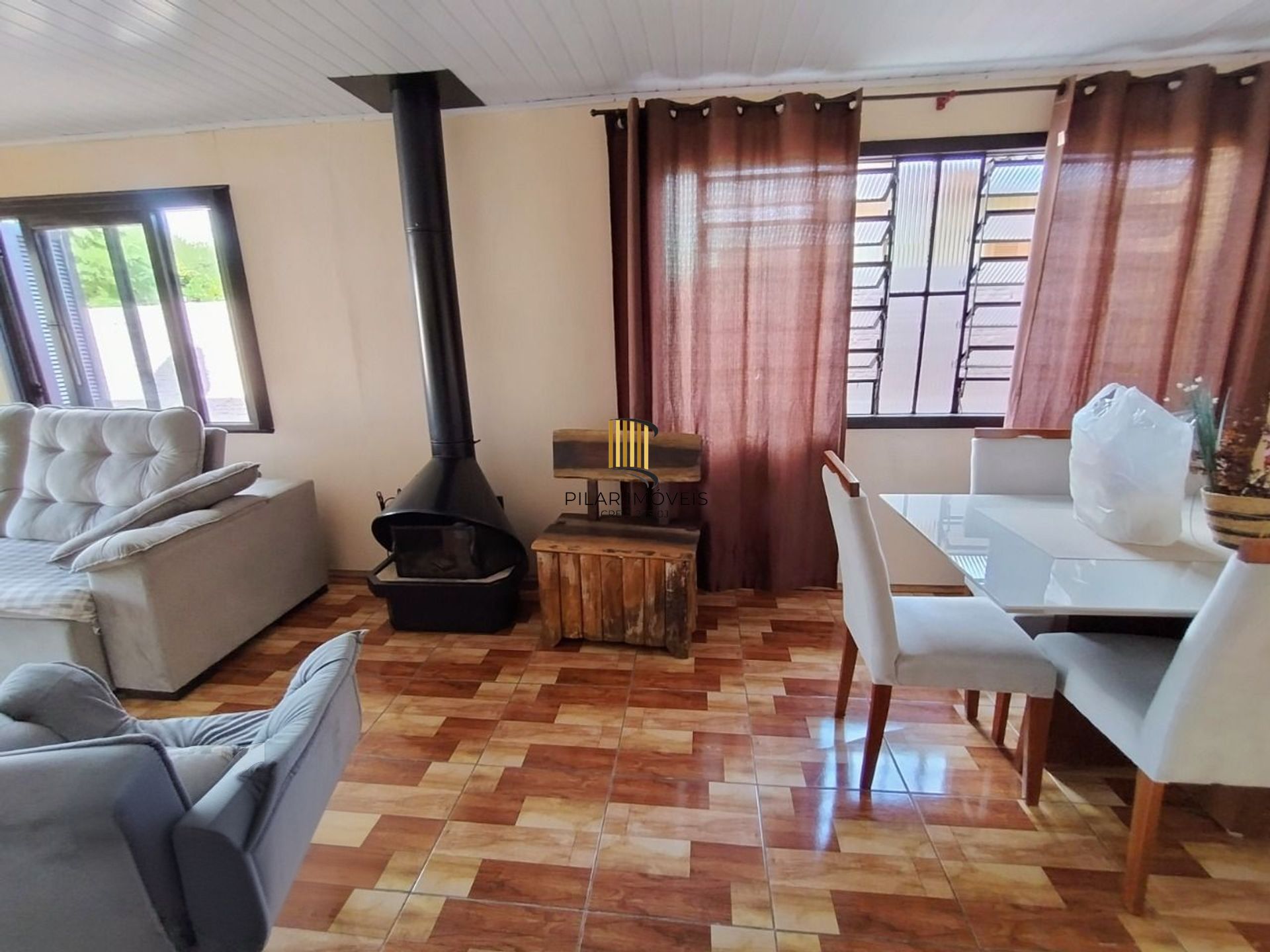 Casa de 4 dormitórios e 4 vagas de garagem em Canoas.
