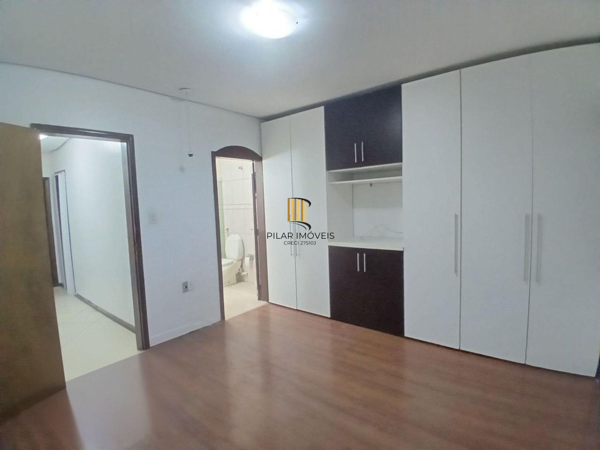 Casa de 3 dormitórios, piscina e 4 vagas de garagem em Canoas.