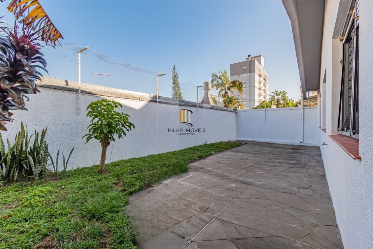 Casa com 3 dormitórios e 4 vagas no Bairro Jardim Lindóia
