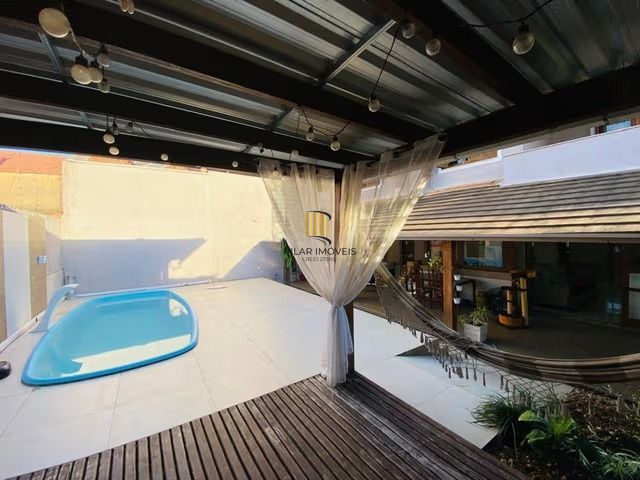 Casa de 3 dormitórios, elevador e 3 vagas de garagem em Canoas.