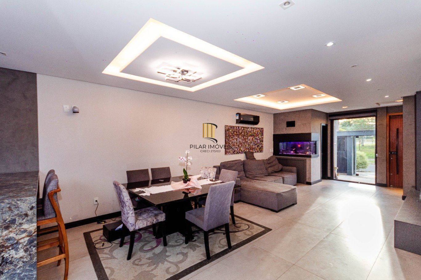 Casa com 4 quartos e 4 vagas  em Canoas.