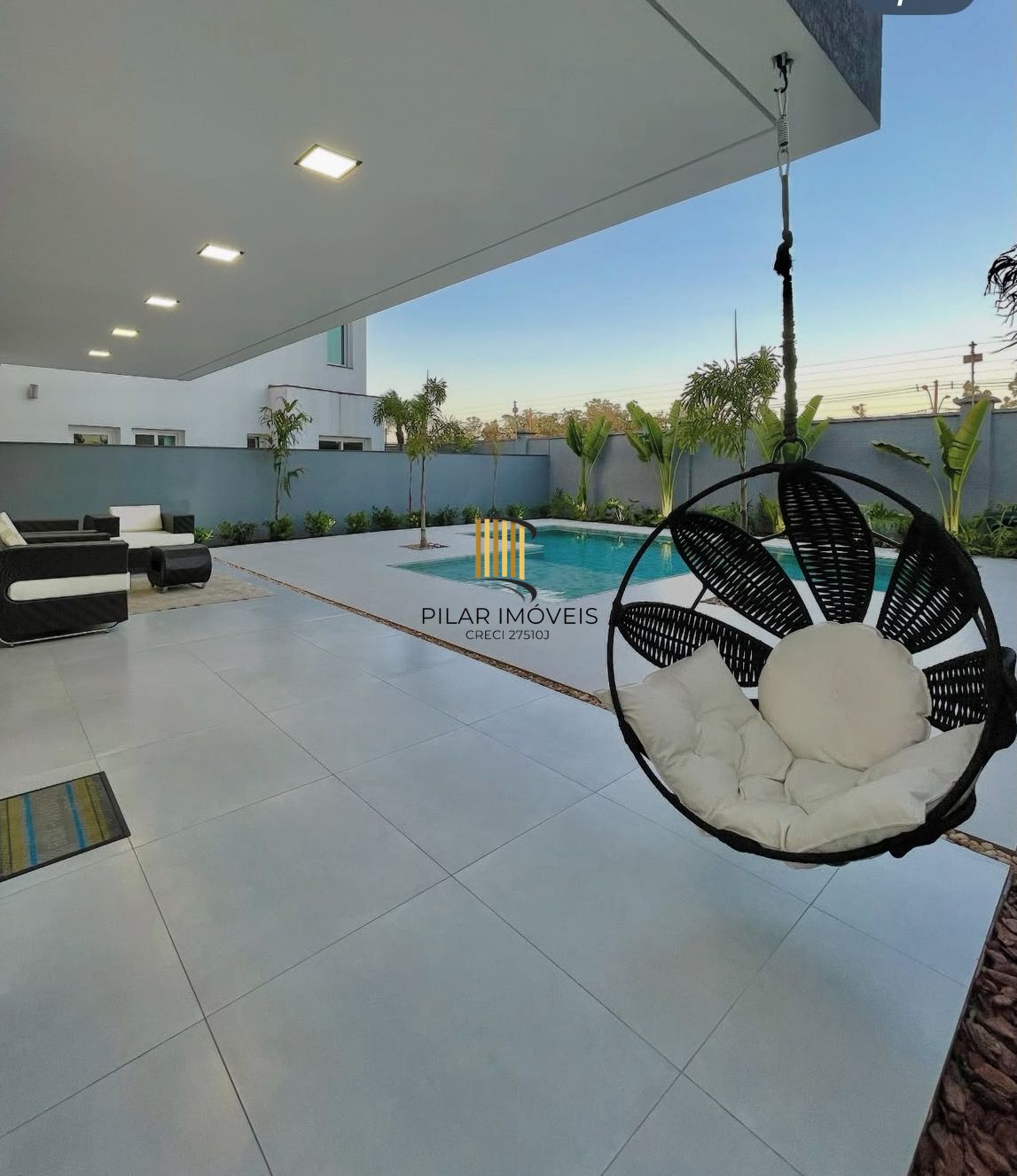 Casa Alto Padrão com 3 Suítes e Piscina no Alphaville