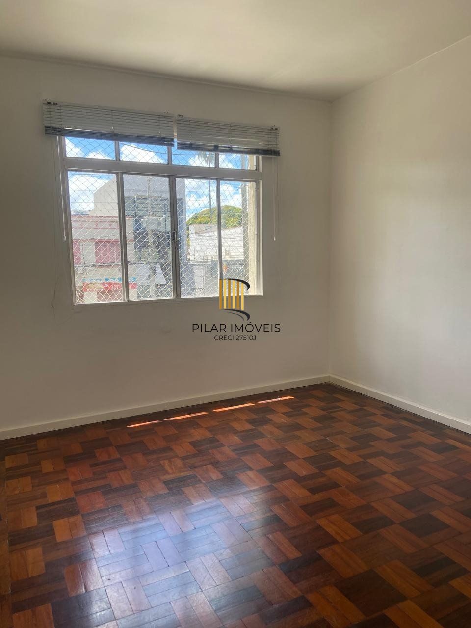Apartamento com 2 quartos, portaria 24 horas no bairro Menino Deus.